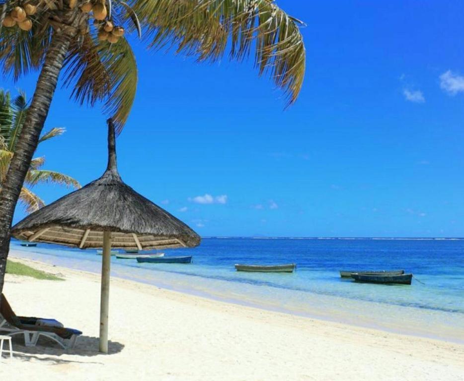 Blue Coral Beachfront Penthouse Flic-en-Flacq Exterior foto